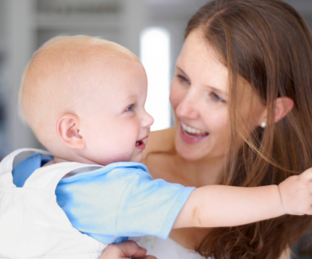 professionnelle qui parle à un enfant