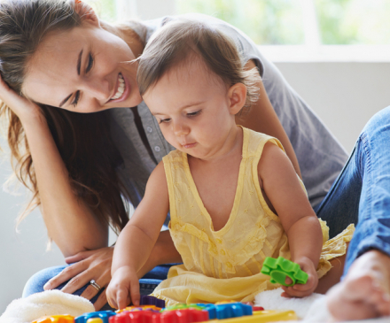 femme et jeune enfant jouent