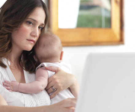 Femme triste avec bébé