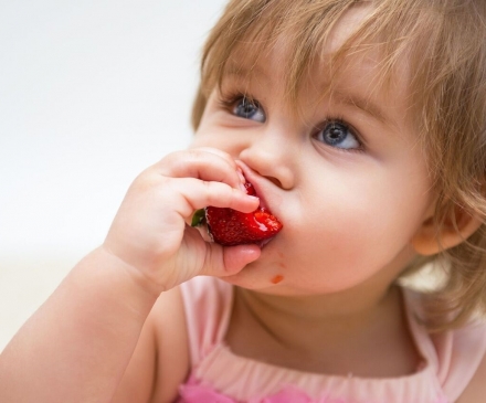 enfant-mange-fraise