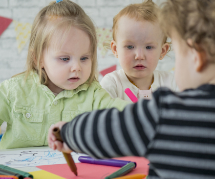 groupe d'enfants en collectivité