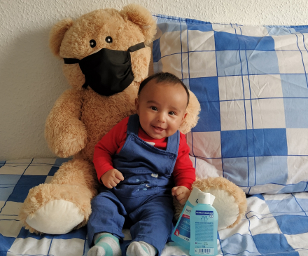 Petit enfant avec nounours masqué