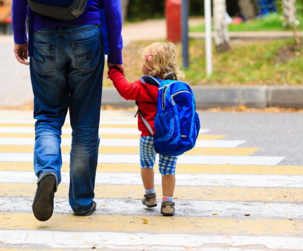 Homme et tout-petit retour école