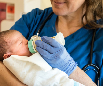 infirmière puéricultrice et bébé