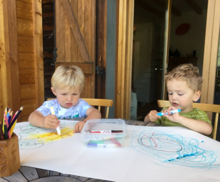 deux jeunes enfants qui dessinent
