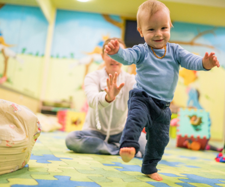 Enfant qui marche à la crèche 