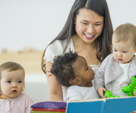 professionnelle qui lit avec les enfants