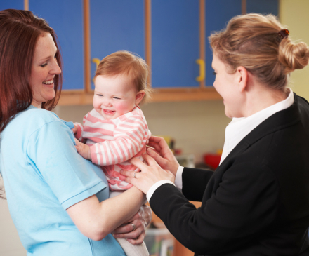 professionnelle petite enfant avec bébé et maman