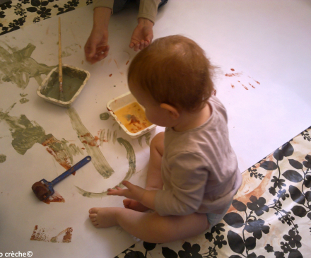 bébé qui fait de la peinture à l'argile