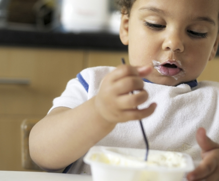 Enfant qui mange un yaourt