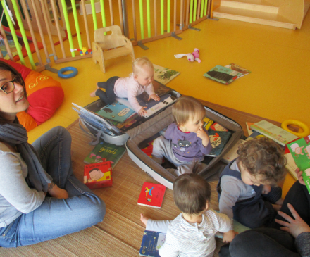 Virginie avec des valises de livres