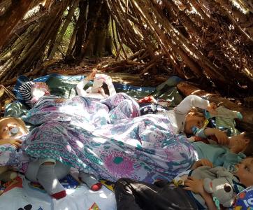Aux Diablotins, lors de la crèche buissonnière, les petits font la sieste dans la cabane, en pleine forêt