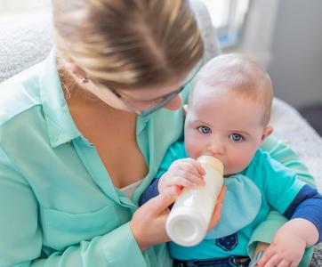 Bébé boit un biberon de lait maternel après un protocole de conservation en crèche