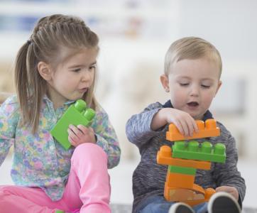 Enfants qui jouent dans une crèche parentale