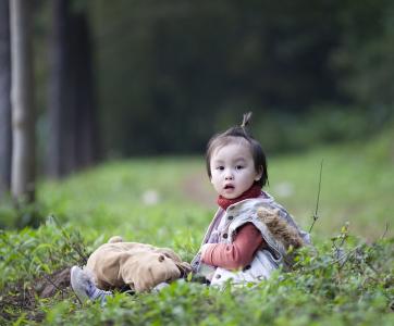 Bébé dans la forêt avec son doudou