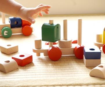 Bébé jouant dans une crèche associative avec des jeux de construction