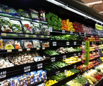 Rayon fruits et légumes d'un supermarché