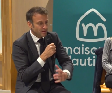 Emmanuel Macron à la maison de l'autisme