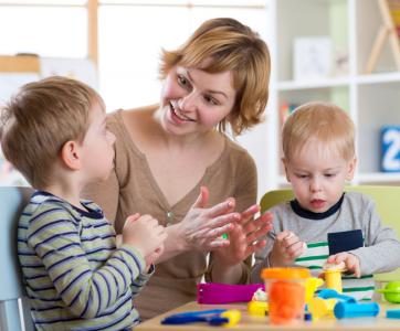 pprofessionnelle petite enafnce et deux enfants