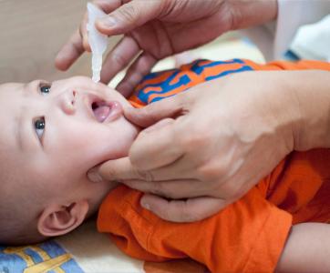 Un nourrisson se fait vacciner contre les infections à rotavirus