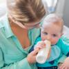 Bébé boit un biberon de lait maternel après un protocole de conservation en crèche