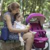 assistante maternelle avec une petite fille au parc