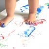 jeune enfant en activité peinture au pied