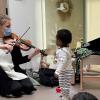 La violoniste Laura Sophie von der Goltz dans une crèche Liberty