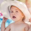 petite fille avec un chapeau