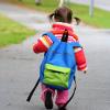 petite fille allant à l'école