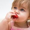 enfant-mange-fraise