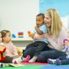 professionnelle avec un groupe d'enfants