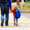 petit enfant va à l'école maternelle