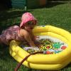 Enfant qui joue avec de l'eau