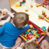 enfant dans un jardin d'enfant