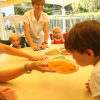 enfants et adultes autour d'une table