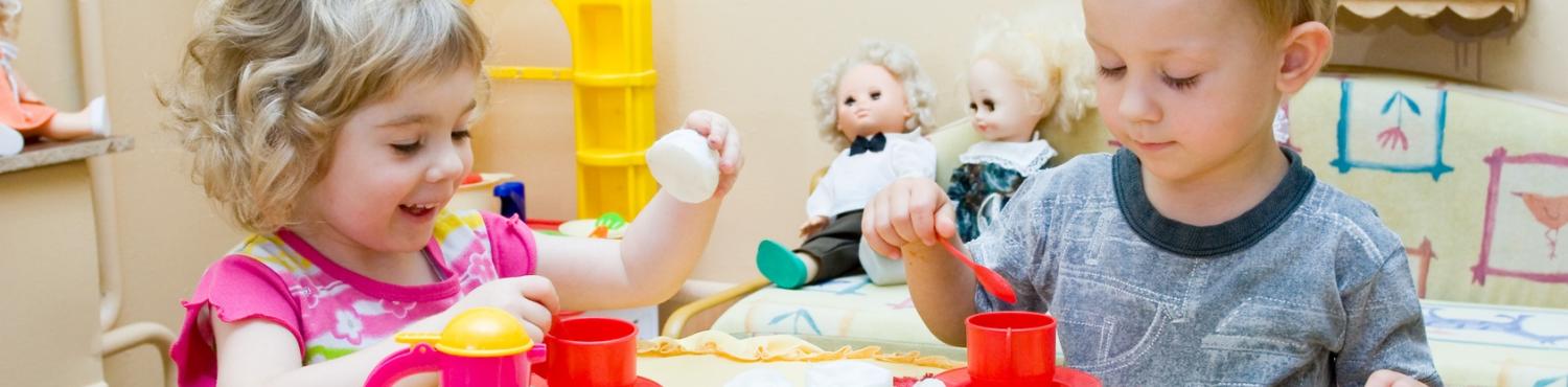 Enfants qui jouent à la dinette